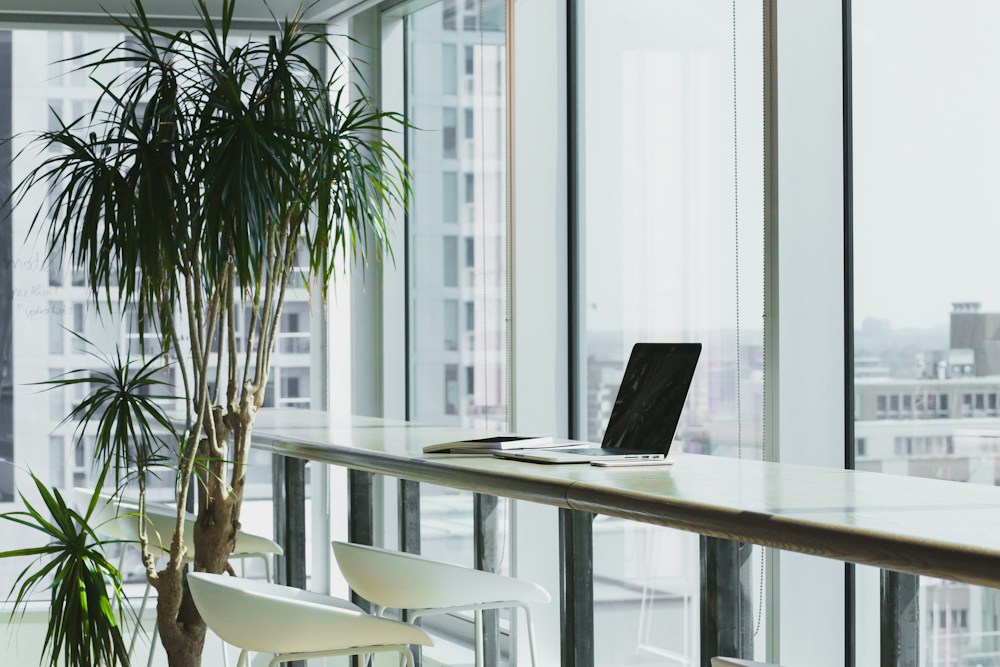 Ambiente de trabalho corporativo iluminado e com temperatura climatizada