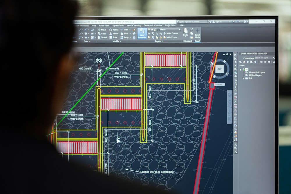 Infraestrutura técnica de climatização com tubulações organizadas e protegidas